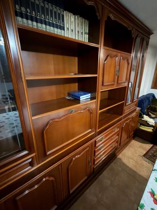 Estantería grande de madera con vitrinas