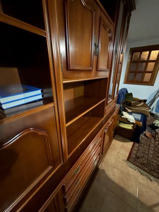 Estantería grande de madera con vitrinas