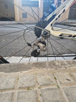 Bicicleta BH da corsa bianca