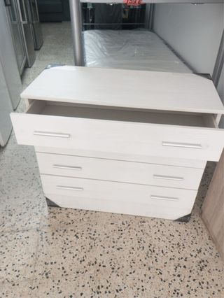 Cajonera de madera con tiradores metálicos