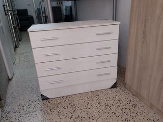 Cajonera de madera con tiradores metálicos