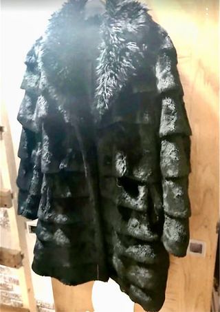 Abrigo piel conejo sintético negro brillante