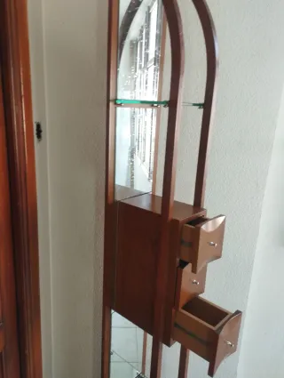 Estantería alta  de madera y cristal