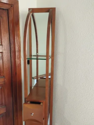 Estantería alta  de madera y cristal