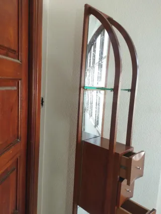 Estantería alta  de madera y cristal