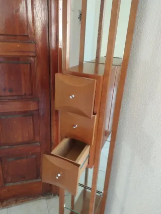 Estantería alta  de madera y cristal