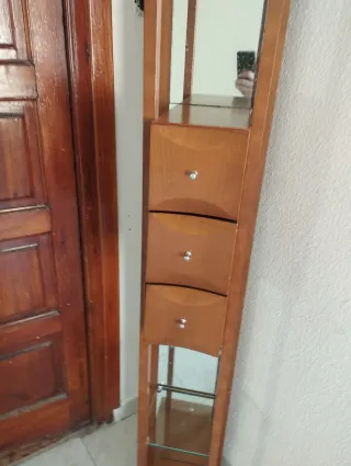 Estantería alta  de madera y cristal