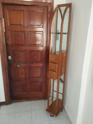 Estantería alta  de madera y cristal