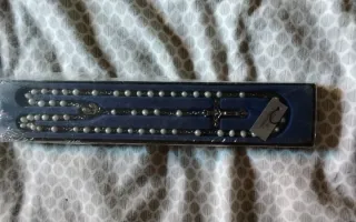 Rosario plateado con cuentas blancas