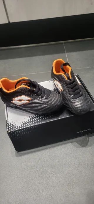 Botas de fútbol Lotto negras y naranjas