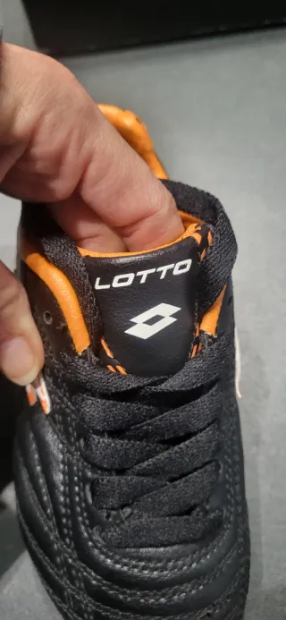 Botas de fútbol Lotto negras y naranjas
