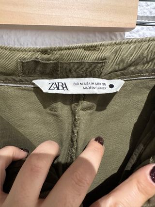 Pantalón barrel Zara verde oliva