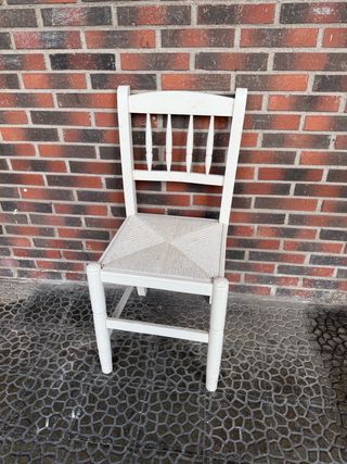 Silla de madera blanca