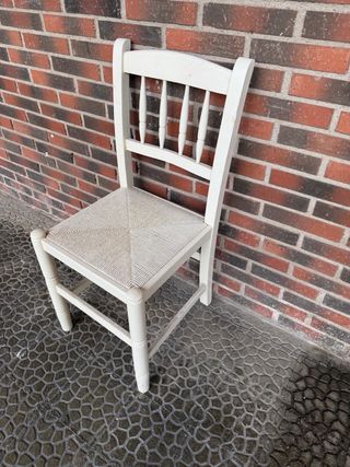 Silla de madera blanca