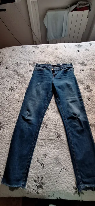 Pantalón vaquero desgastado