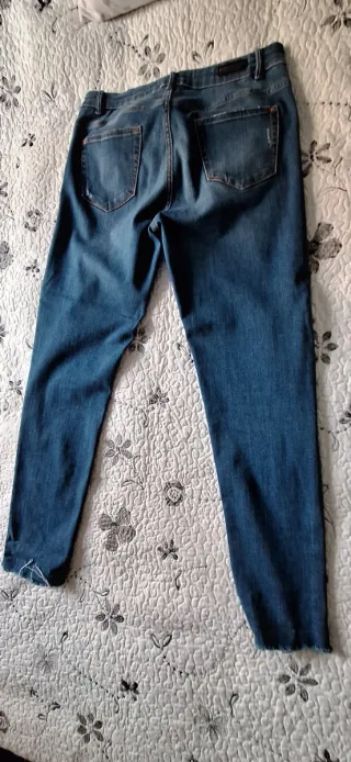Pantalón vaquero desgastado