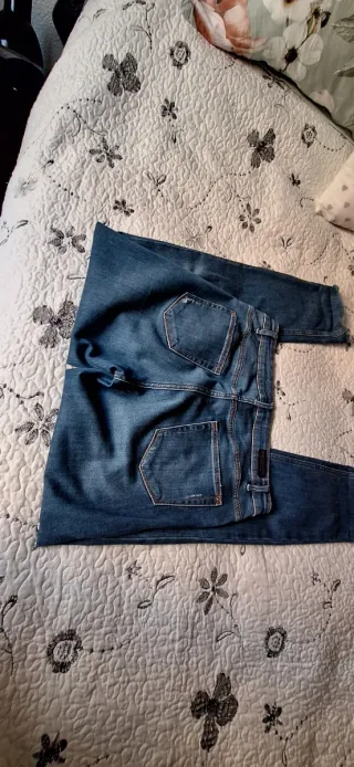 Pantalón vaquero desgastado