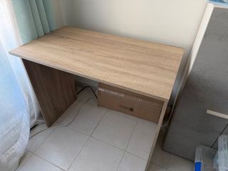 Mesa de escritorio de madera color beige