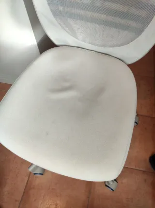 Silla de estudio ergonómica más escritorio.