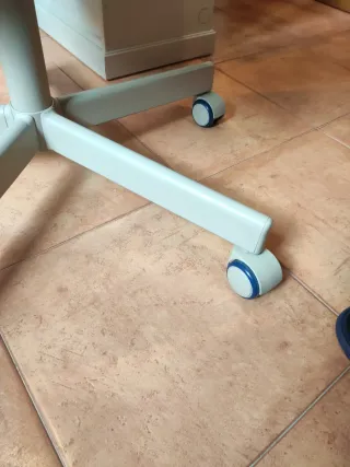 Silla de estudio ergonómica más escritorio.