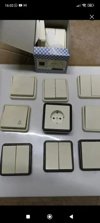 Interruptor y enchufe marca Solera