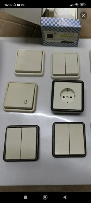 Interruptor y enchufe marca Solera