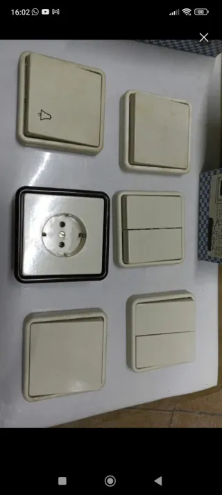 Interruptor y enchufe marca Solera