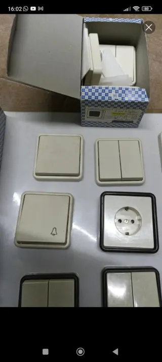 Interruptor y enchufe marca Solera