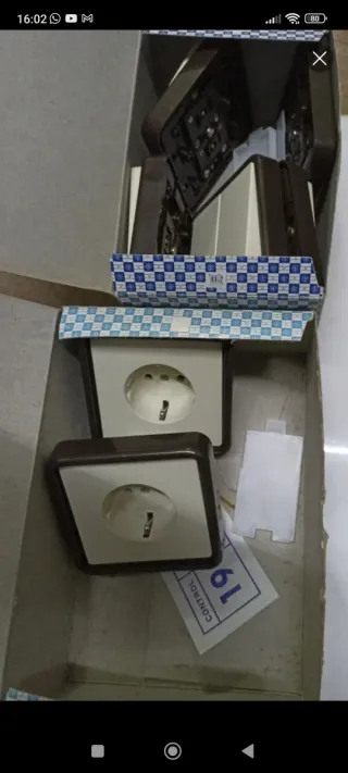 Interruptor y enchufe marca Solera