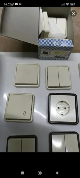 Interruptor y enchufe marca Solera