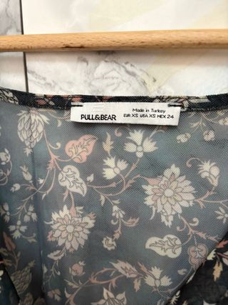 Blusa Pull&Bear floral XS