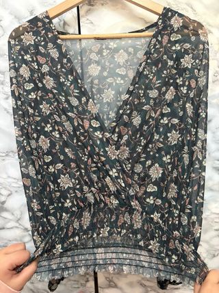 Blusa Pull&Bear floral XS