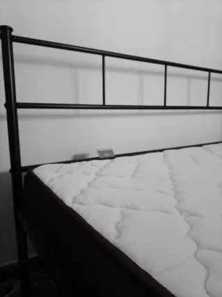 Cama completa: colchón y somier.