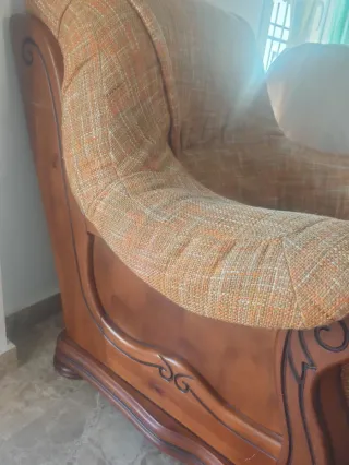 Sofá 4 plazas y sillón tela y madera noble.