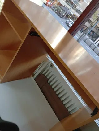 Escritorio de madera con estanterías