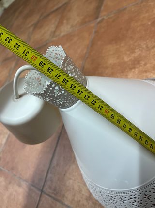 Lámpara de techo blanca con detalles