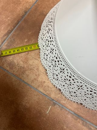 Lámpara de techo blanca con detalles