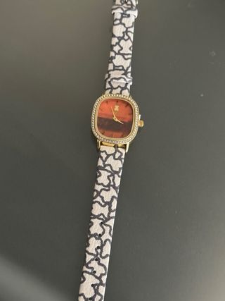 Reloj Tous Dorado con Detalles Brillantes