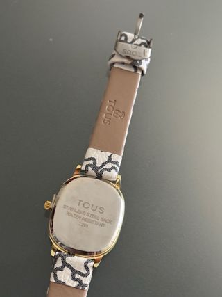 Reloj Tous Dorado con Detalles Brillantes
