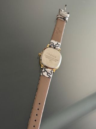 Reloj Tous Dorado con Detalles Brillantes