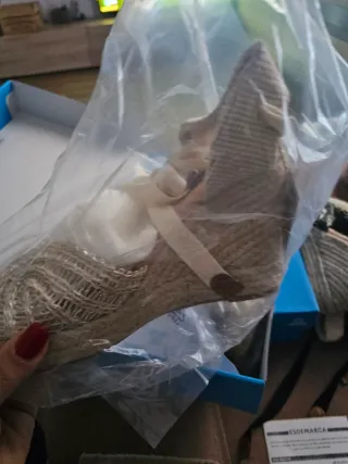 Zapatos Mustang Beige y Dorado Sin usar