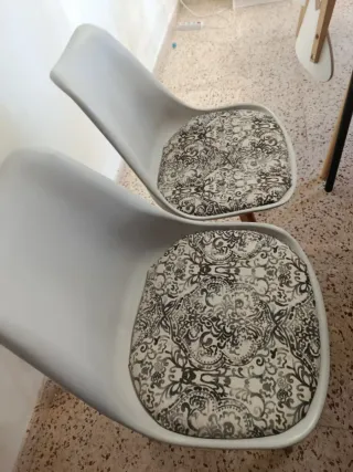 4 Sillas de comedor con cojín estampado