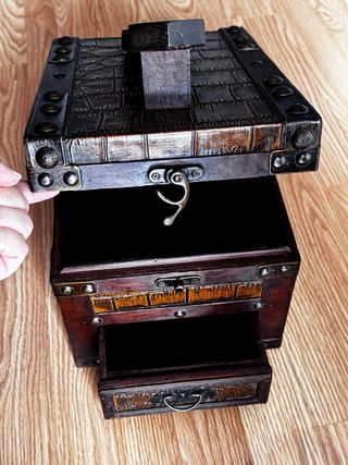 Caja Limpia Zapatos Madera y Metal