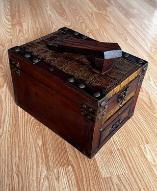 Caja Limpia Zapatos Madera y Metal