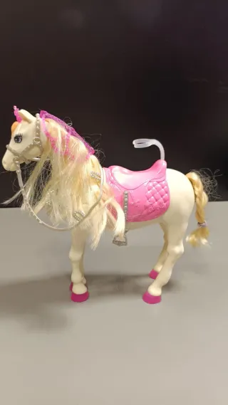 Caballo de juguete blanco con silla rosa