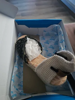 Sandalias Mustang Negro y Dorado