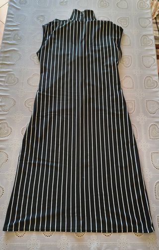 Vestito a righe con collo intrecciato