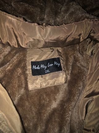 Abrigo marrón con capucha y cinturón