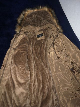 Abrigo marrón con capucha y cinturón