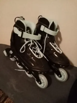 Patines en línea negros,tiene su caja,sin estrenar